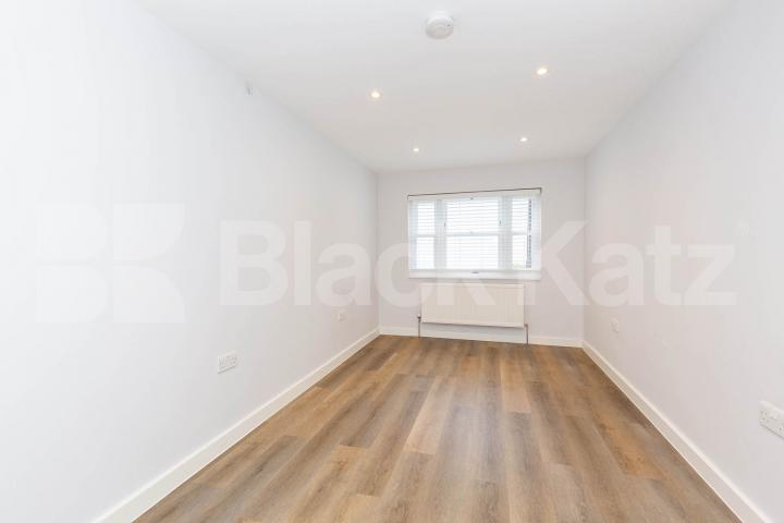 Large Apartment with Private Study Ladbroke Crescent, Notting Hill